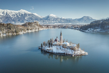 Fototapete - Lake Bled with Bled Island in winter, Slovenia