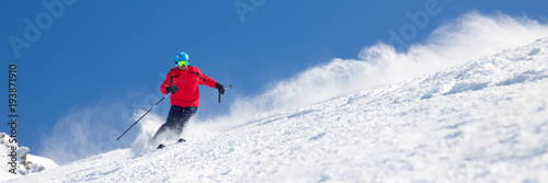 Fotografía Man skiing on the prepared slope with fresh new powder snow.