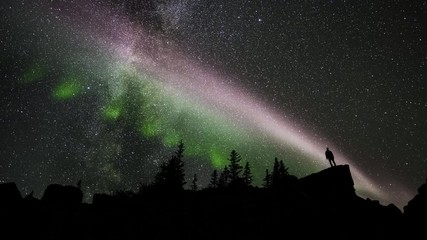 2.5d parallax video man silhouetted against northern lights