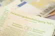 Ein Fahrzeugschein und Euro Geldscheine
