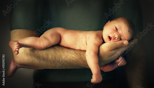 Fototapeta man holding newborn baby