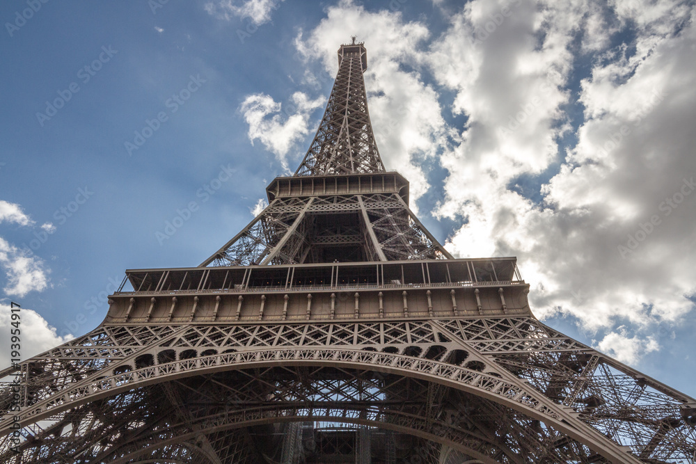 Eiffel tower view from bottom - obrazy, fototapety, plakaty 