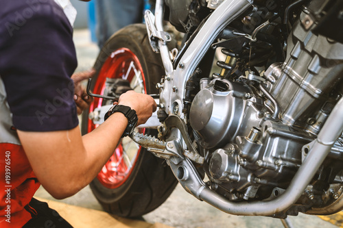 Fotomural motorcycle engine repair with soft-focus and over light in the background