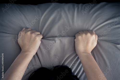 Zdjęcie XXL Żeńska ręka ciągnie brown prześcieradła. , podpisuj orgazm kobiety na łóżku