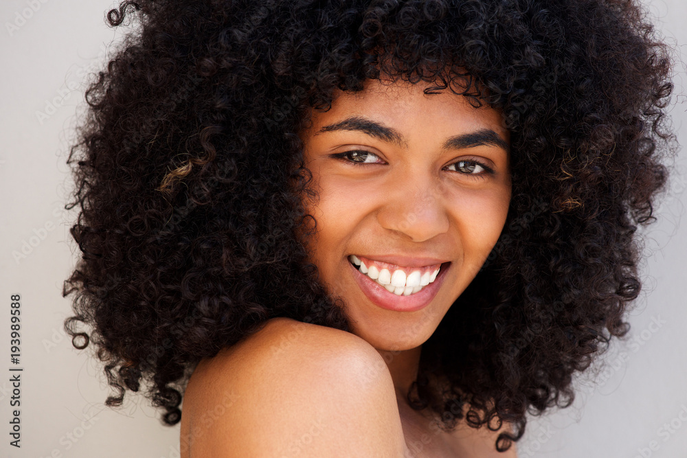 Close up cheerful young african american woman with curly hair - obrazy, fototapety, plakaty 
