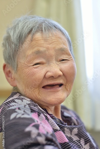 くつろぎ 笑顔のおばあちゃん Stock Photo Adobe Stock くつろぎ 笑顔のおばあちゃん Stock Photo Adobe Stock