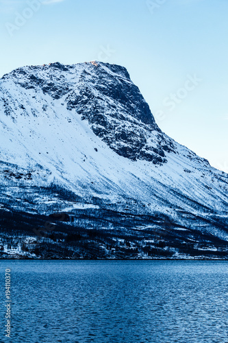 Plakat Śnieg zakrywał górę i morze w fjord blisko Narvik, Norwegia, Scandinavia