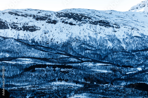 Plakat Pokryte śniegiem góry z dróg i małej wioski w fiordzie w pobliżu Narwiku, Norwegia, Skandynawia