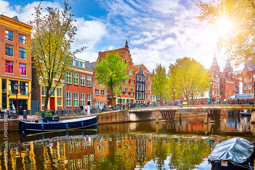Plakat Kanał w Amsterdamie Holandia mieści punkt orientacyjny rzeki Amstel