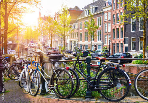 Dekoracja na wymiar  rowerem-nad-kanalem-amsterdamu-malowniczy-krajobraz-miasta
