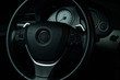 © monacodesign - Cruscotto automobile mostra lo sterzo ed il contagiri auto in una fotografia a sfondo nero