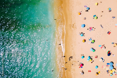 Fototapeta na szkło Widok Z Lotu Ptaka Z Latającego Drone Ludzi Tłumu Relaks Na Plaży W Portugalii