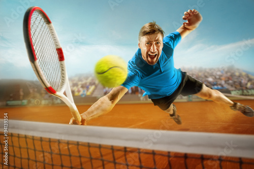 Fototapety Tenis  jedyny-skaczacy-gracz-kaukaski-wysportowany-mezczyzna-grajacy-w-tenisa-na-ziemnym-korcie-z-widowiskiem