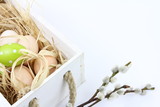 Fototapeta Kuchnia - Dekoracja na Wielkanoc - niemalowane jajka i drewniana skrzynka - białe tło