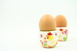 Wielkanoc - śniadanie - jajka na kolorowych podstawkach - białe tło