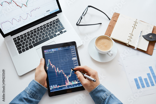 Fotografía Investor watching the change of stock market on tablet.