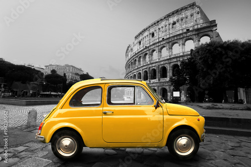Fototapeta na szkło Retro samochód na tle Colosseum w Rzym Włochy