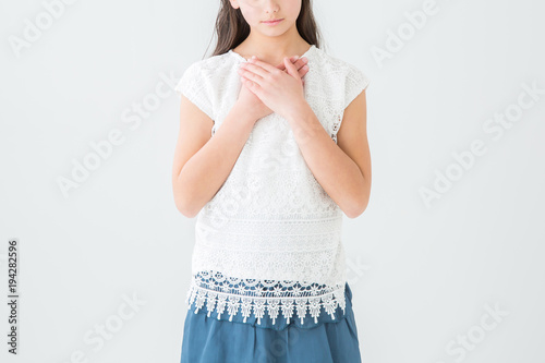 胸に手を当てる女の子 Stock Photo Adobe Stock