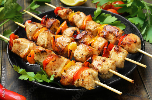 Cuadros en Lienzo Barbecue, chicken kebab with vegetables