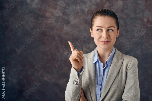 Fotografie, Obraz Hübsche junge Frau macht eine Geste mit dem Finger