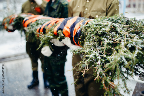 Fotografía Soldiers carry a wreath of pine needles to eternal fire, World War II victory da