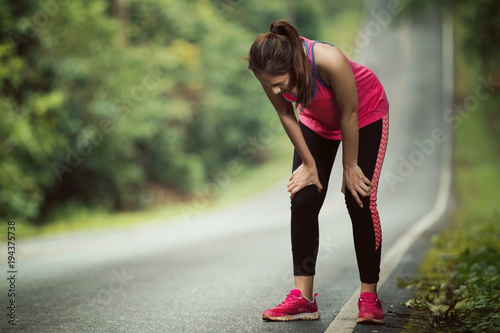 Foto Women are tired From jogging on a steep slope