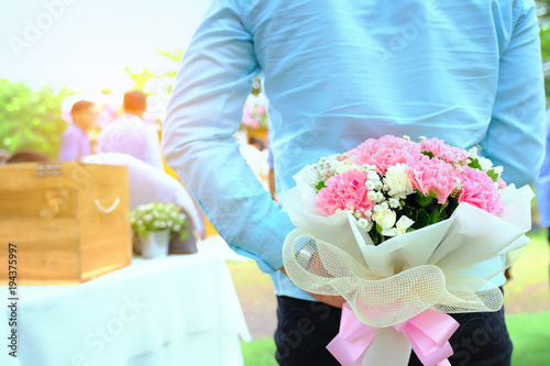 boyfriend surprises girlfriend with flowers