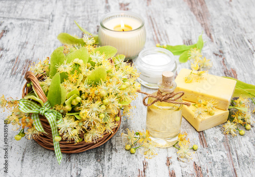 Obraz Dibond Produkty spa z kwiatami lipy