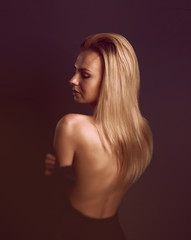  blondynka z długimi włosami