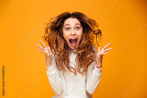 Poster Screaming young woman standing isolated