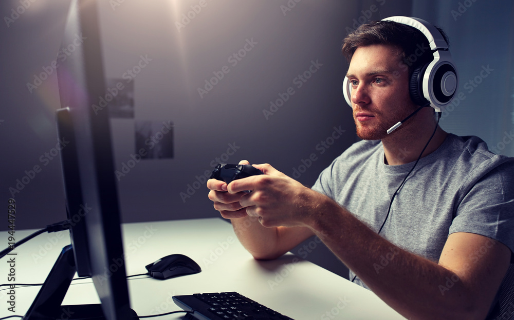 мужчина средних лет сосредоточенно играет в компьютерную игру