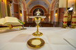 Ołtarz z kielichem i patena z hostią w kościele