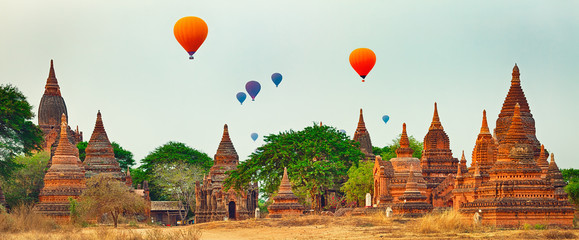 Wall Mural - Balloons over Temples in Bagan. Myanmar. Panorama