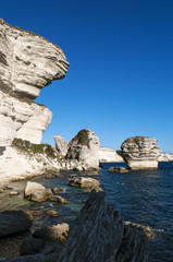 Corsica, 05/09/2017: le bianche scogliere di Bonifacio nella riserva naturale del Parco internazionale delle Bocche di Bonifacio