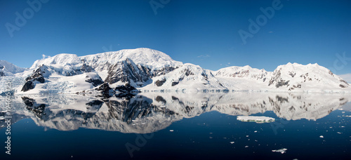 Fototapeta Seascape Antarktydy z odbiciem
