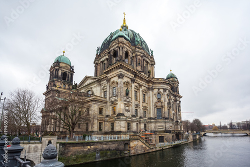 Photo Beautiful view of historic Berlin Cathedral (Berliner Dom) at famous Museumsinse