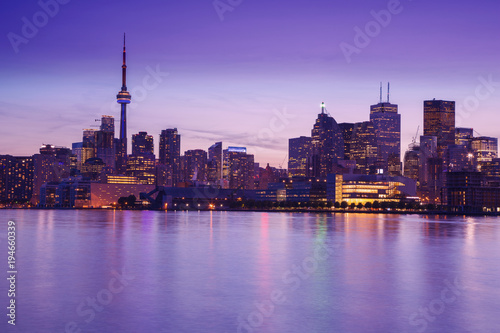 Plakat Toronto noc skyline, jeden z najlepszych widoków z Cherry Street, Toronto, Ontario, Kanada.