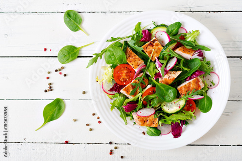 Fresh vegetable salad with grilled chicken breast - tomatoes, cucumbers, radish and mix lettuce leaves Tableau sur Toile