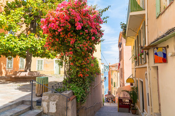  kolorowe budynki w Nicei na francuskiej Riwierze, Lazurowym Wybrzeżu, w południowej Francji