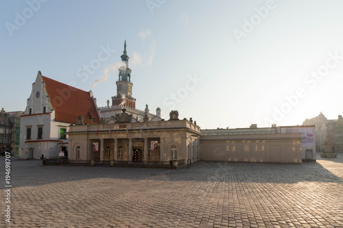 Zdjęcie XXL Poznań, Polska - Ratusz Starego Rynku w piękny poranek.