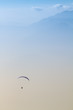 Paraglider Gleitschirmflieger vor Bergpanorama am Monte Baldo