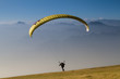 Gleitschirmflieger / Paraglider vor Bergpanorama am Monte Baldo beim Start