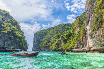 Wall Mural - pileh lagoon bay at phi phi island, thailand