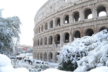 Colosseo Innevato A Roma