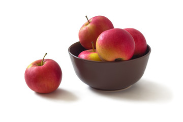 The apples in the brown bowl