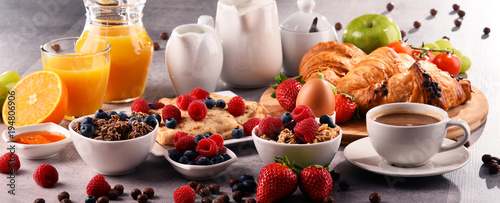 Plakat Śniadanie serwowane z kawą, sokiem, rogalikami i owocami