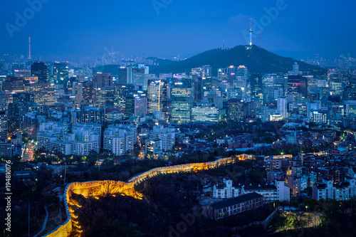 Plakat Seoul skyline w nocy, w Korei Południowej.