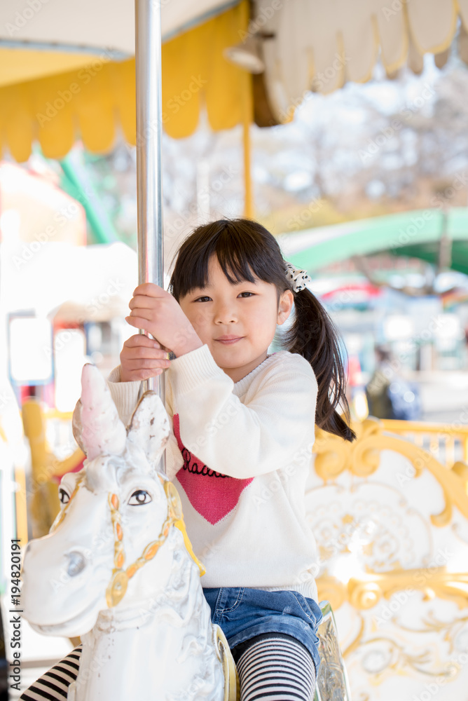 リヤドロ　メリーゴーランドに乗る少女　刻印あり リヤドロ メリーゴーランドに乗る少女 刻印あり