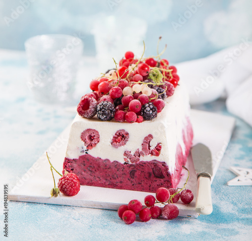 Zdjęcie XXL ciasto z lodami waniliowymi i jagodowymi