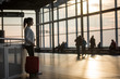 © cstirit - Reisende wartet in Terminal auf den Flüg